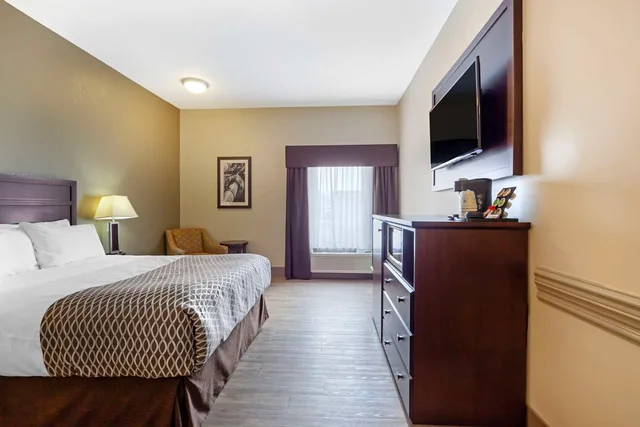جناح بسرير كينج مع أريكة بجاكوزي، Best Western High Road Inn 3/4