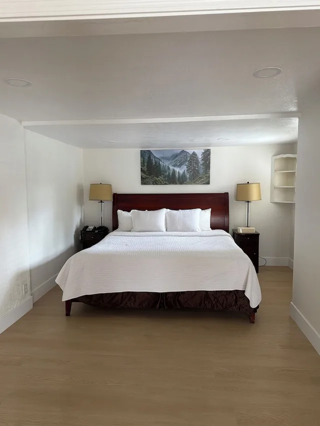 جناح بفراش فوتون وسرير كينج وسرير فردي، Carmel Resort Inn 1/10