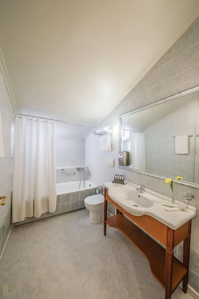 غرفة كلاسيكية بسريرين منفصلين، Rex Hotel 3/4