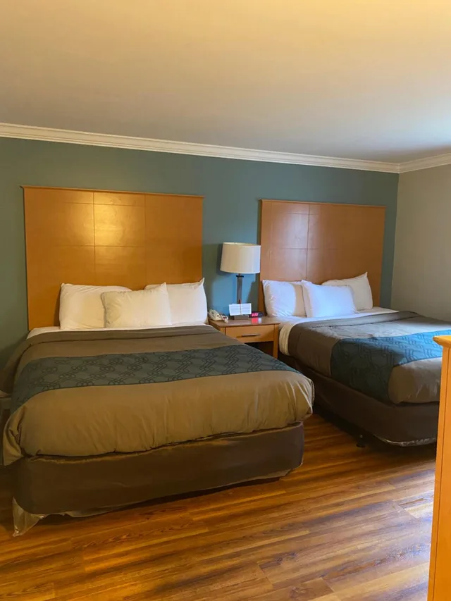 غرفة ديلوكس بسريرين كوين، Econo Lodge At The Falls North 1/6