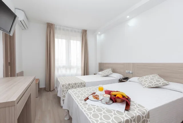 غرفة ثلاثية بسرير كوين وسرير فردي، Olympia Hotel Ronda II 2/10