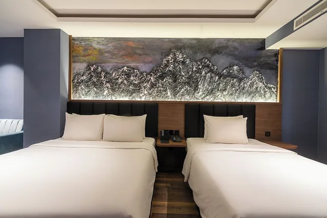 غرفة بريميير ثلاثية بسرير كوين وسرير فردي بإطلالة على المدينة بحوض استحمام، Nicecy Hotel Suites Spa 8/10