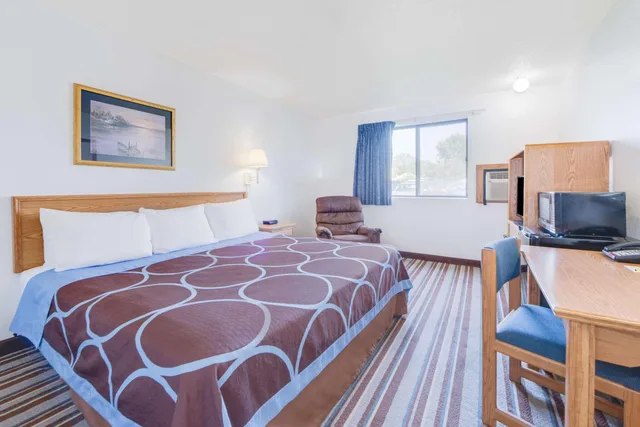 غرفة بسرير كينج، Super 8 By Wyndham Burlington 2/3