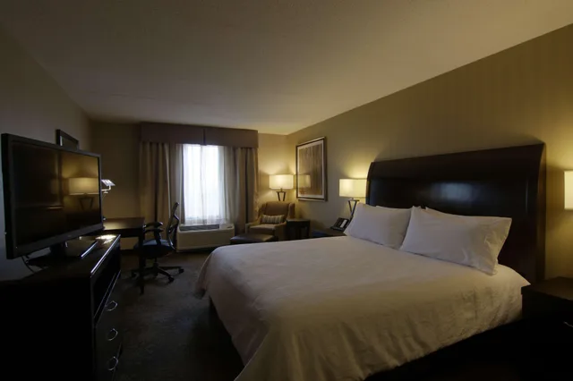 غرفة بسرير كينج وسريرين كوين، Hilton Garden Inn Brampton 3/6