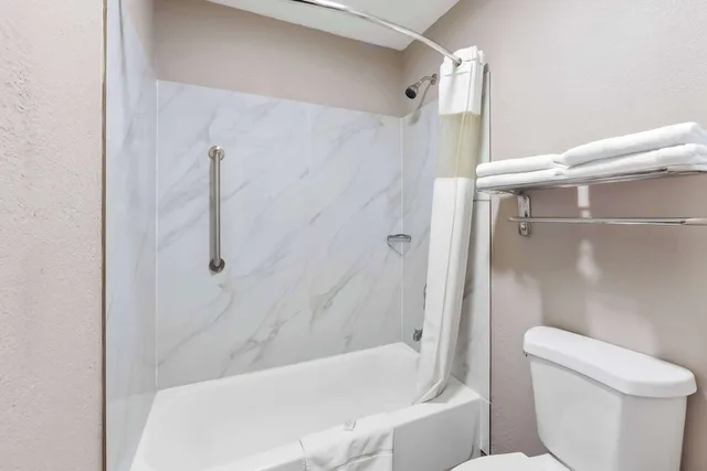 غرفة قياسية بسرير كينج، Days Inn By Wyndham Brownsville 4/6