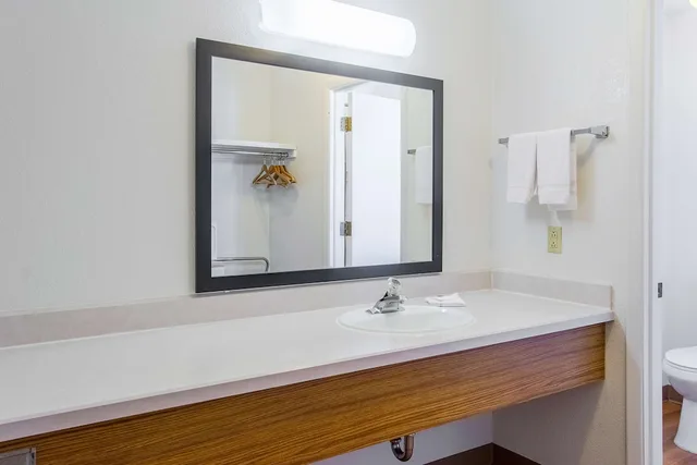 Deluxe, 1 Single and 2 Queen Beds, Kitchenette، Motel6 Madras, OR 5/5