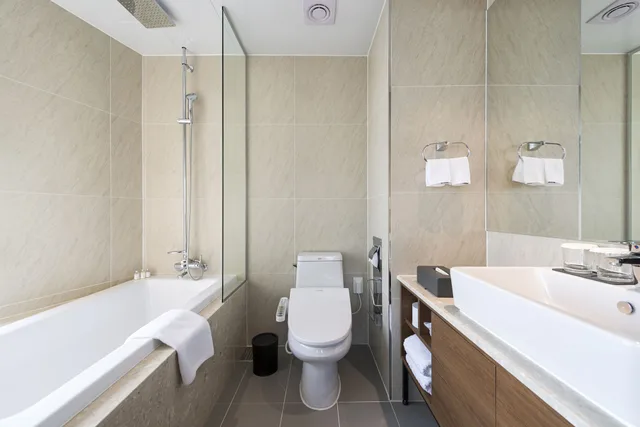 Suite, King Bed, Ramada Encore By Wyndham Busan Haeundae 3/3
