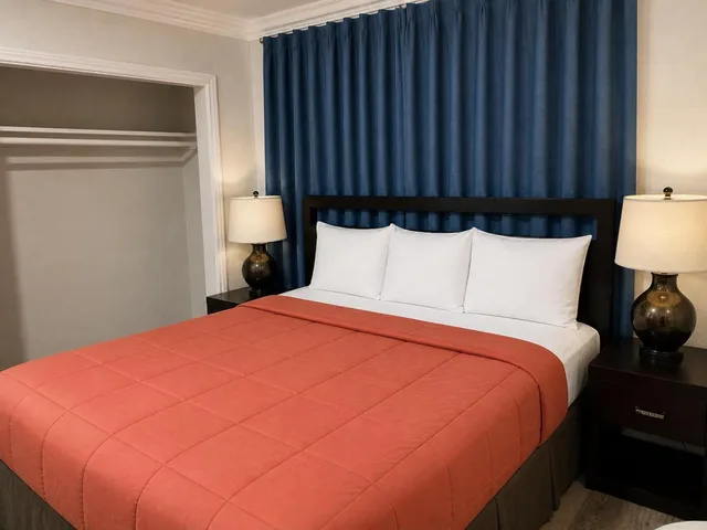 جناح بسرير كينج بجاكوزي، American Inn Suites Lax Airport 1/2
