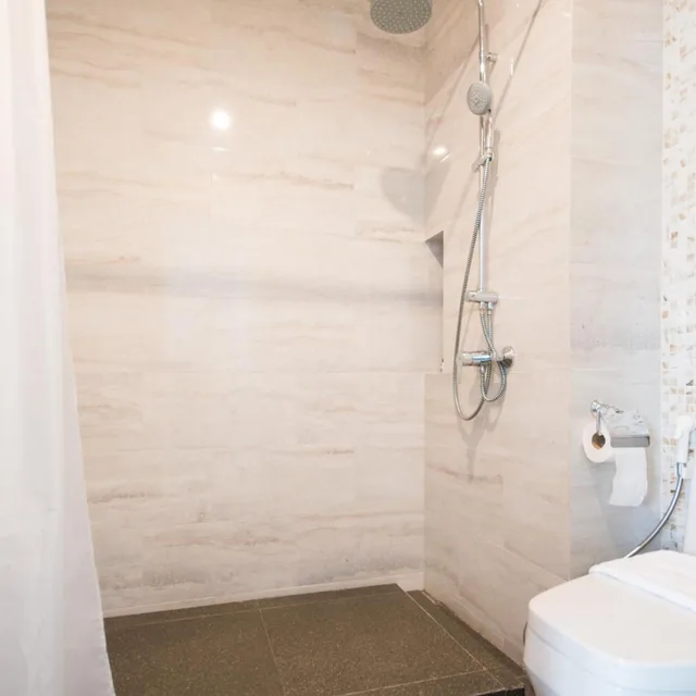 جناح جونيور بحوض استحمام، LITTLE NYONYA HOTEL 4/5