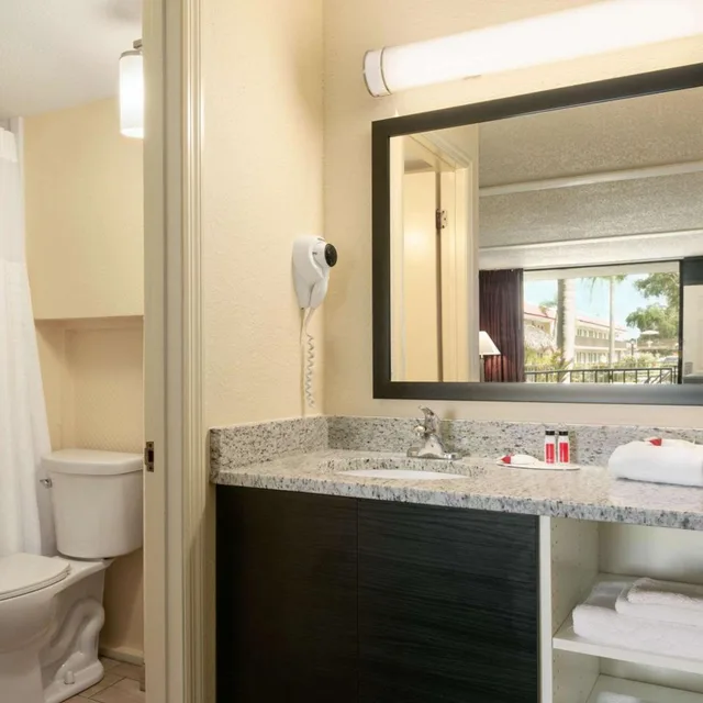غرفة سوبيريور بسرير كينج، Days Inn by Wyndham Clearwater/Gulf to Bay 6/6