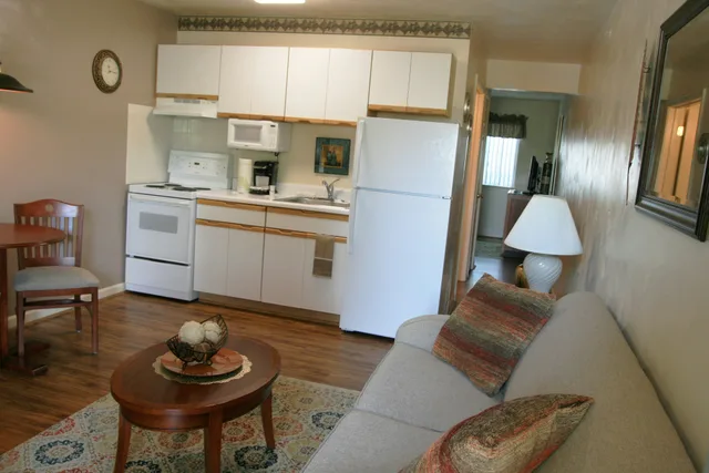 جناح بسرير كوين مع أريكة، Affordable Corporate Suites 4/5