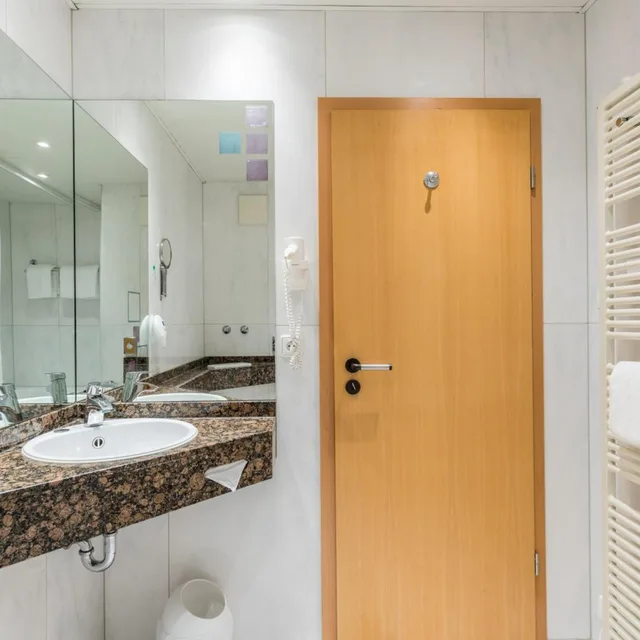 غرفة كومفورت بسرير مزدوج بشرفة، Azimut Hotel Dresden 7/7