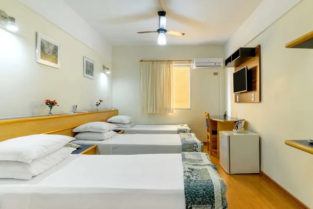 غرفة قياسية ثلاثية بسرير مزدوج وسرير فردي، Itapetinga Hotel 1/10