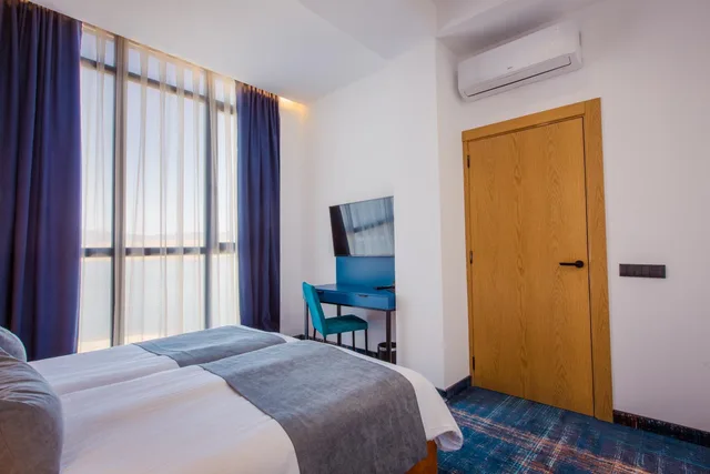 جناح بسرير كوين بإطلالة على البحر لذوي الإعاقة، Gino Seaside Tbilisi, Trademark Collection By Wyndham 3/9