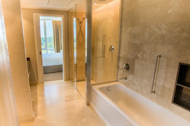 جناح ركني بسرير كينج بشرفة، Hilton Pilar 4/4