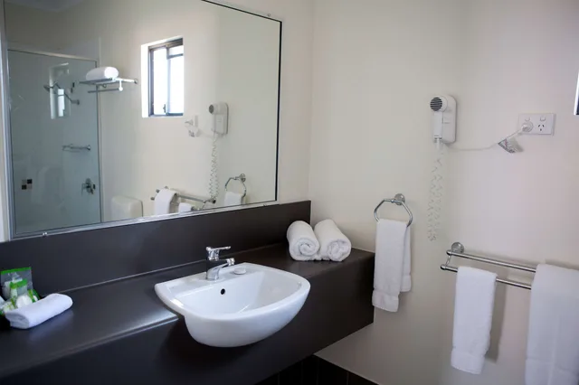 غرفة قياسية بسرير كوين وسرير فردي، Best Western Ascot Lodge Motor Inn 2/2