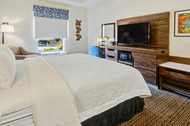غرفة بسرير كينج لذوي الإعاقة، Hampton Inn Van Buren 1/2
