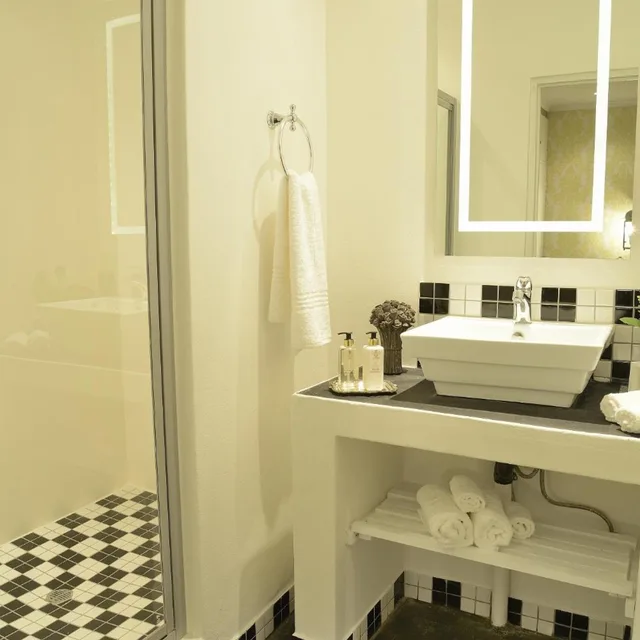 Suite, Duke And Duchess Boutique Hotel 7/8