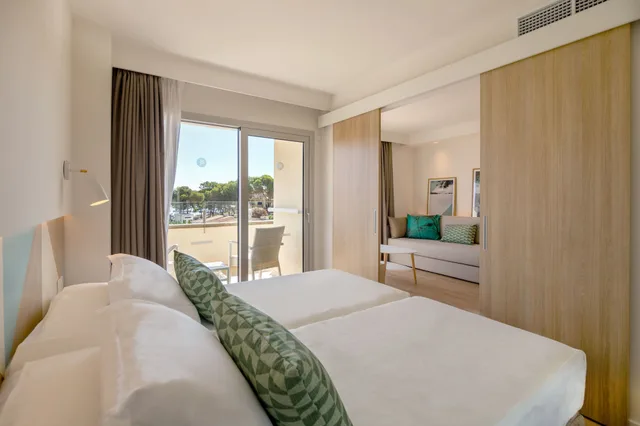 جناح بسريرين منفصلين بشرفة، Js Portocolom Suites 1/10