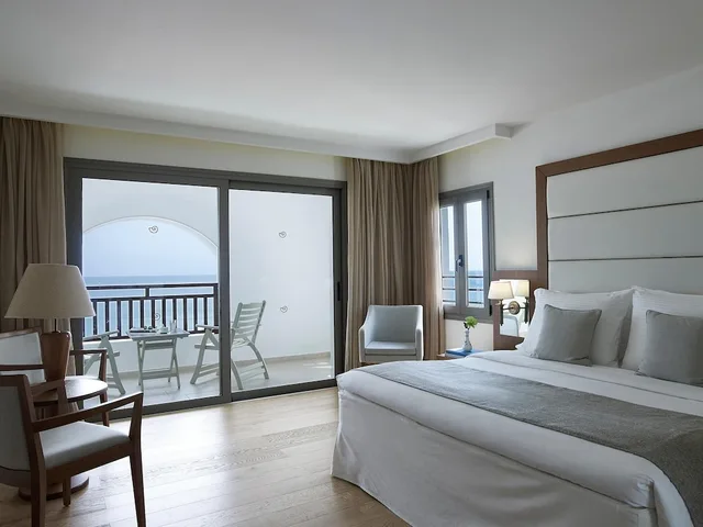 جناح بريميوم بسرير كينج بإطلالة على البحر مع أريكة، Creta Maris Resort 1/4