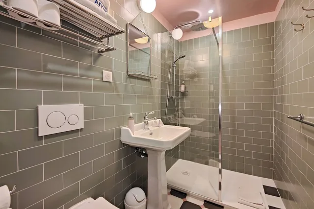 استوديو تنفيذي بسريرين منفصلين بشرفة مع أريكة، Hôtel Au Picardy 4/6