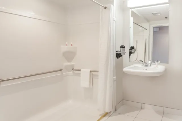 غرفة بسرير كوين لذوي الإعاقة، Microtel Inn & Suites By Wyndham Sault Ste. Marie 10/10