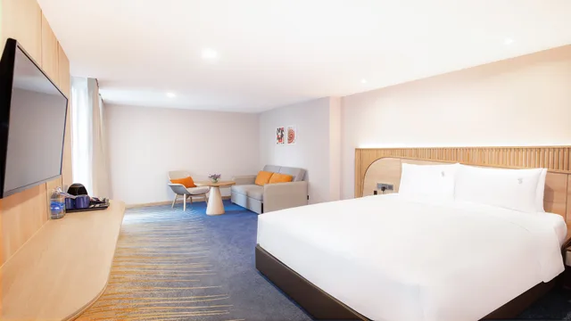 جناح بسرير كوين بشرفة بمطبخ صغير، Holiday Inn Express & Suites Bangkok Central Pier 1/3
