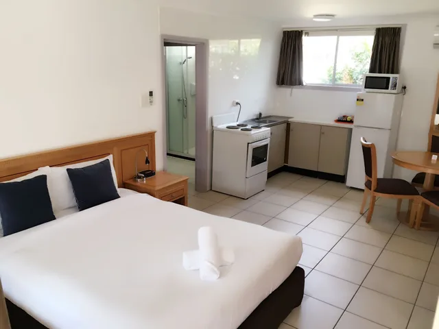 2 Rooms, Unit, Standard, 2 Queen Beds, Kitchenette، Apollo Motel Biloela 2/3