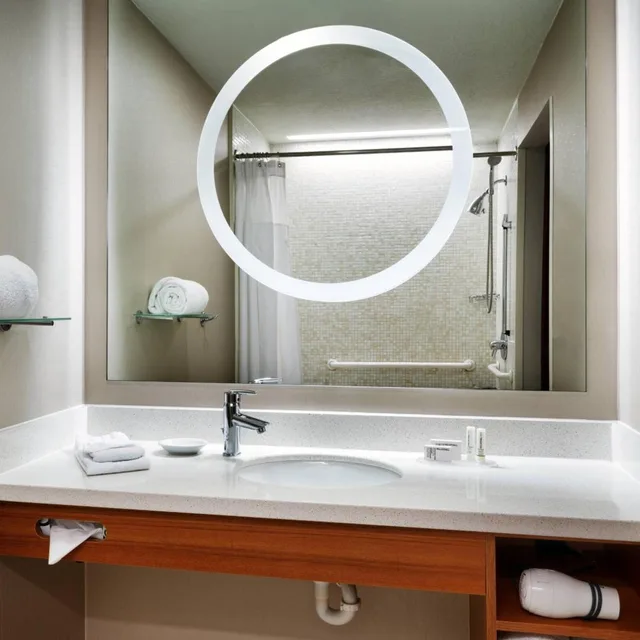 جناح بسريرين كوين مع سرير سحّاب إضافي مع أريكة بحوض استحمام لذوي الإعاقة، Springhill Suites Provo 4/7