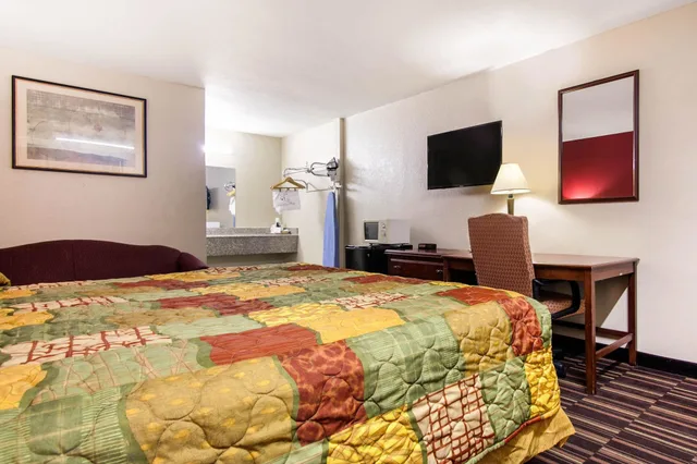 غرفة قياسية بسرير كينج مع أريكة، Rodeway Inn Pauls Valley 3/5