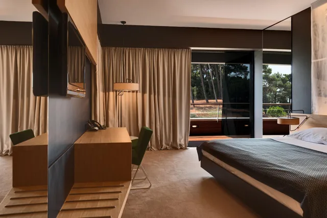 غرفة بريميوم بسرير مزدوج بشرفة، Lone Hotel by Maistra Collection 1/5