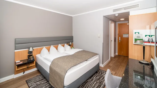 Room, King Bed, Holiday Inn Berlin Airport Conference Centre Formerly Holiday Inn Berlin International Airport 6/10