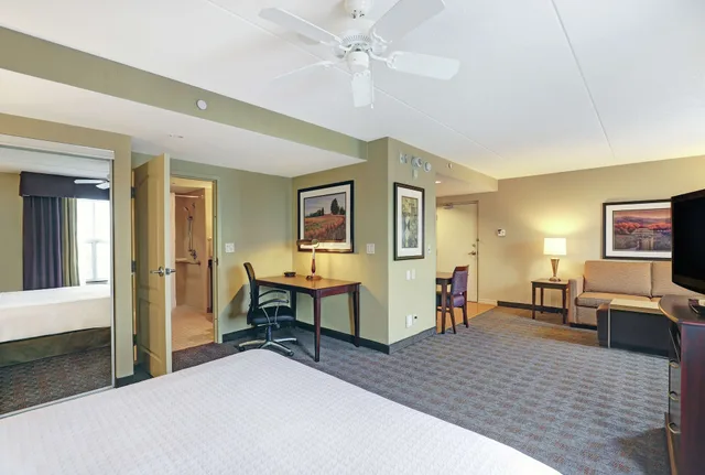 جناح بسرير كينج لذوي الإعاقة، Homewood Suites by Hilton Cambridge-Waterloo, Ontario 2/4