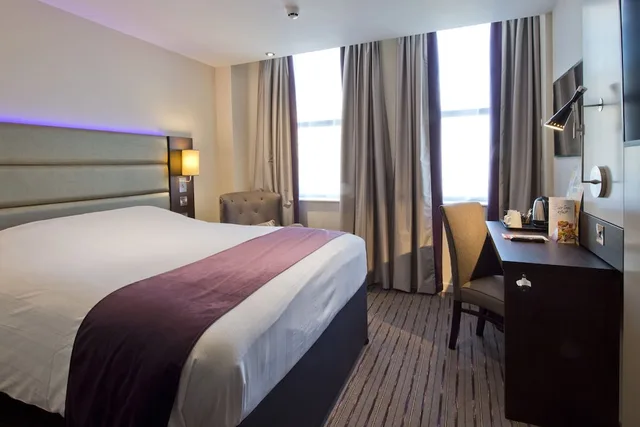 غرفة قياسية بسرير مزدوج لذوي الإعاقة، Premier Inn London Farringdon (Smithfield) Hotel 2/4