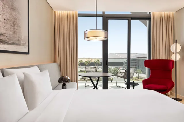 غرفة تنفيذية بشرفة مع دخول الصالة، فندق راديسون بلو مركز الرياض للمؤتمرات والمعارض(Radisson Blu Hotel Riyadh Convention & Exhibition Center) 7/10