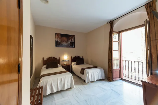 غرفة بسريرين منفصلين بإطلالة على الجبل، Hotel Mezquita 2/5