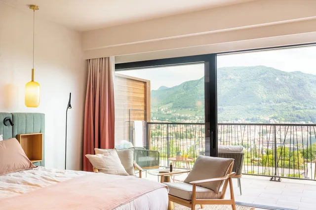 غرفة سوبيريور بسرير كينج بإطلالة على البحيرة، L Affetto sul Lago di Garda 2/4