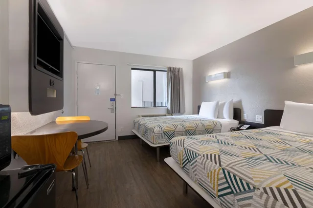 1 Full Bed ADA/Tub/Micfridge، Motel6 San Antonio, TX - West SeaWorld 7/10