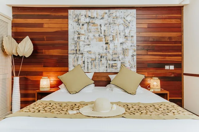 بنغل بسرير مزدوج مع أريكة بمطبخ صغير، Iloha Seaview Hotel 1/4