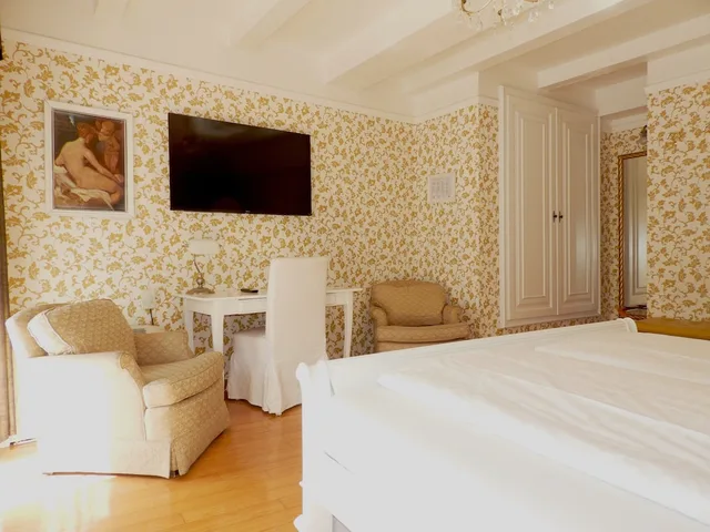 Classic, Queen Bed, Allegro 5/10