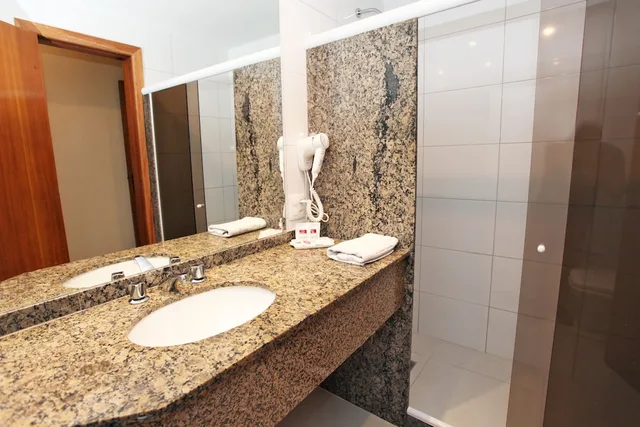 غرفة قياسية ثلاثية بثلاثة أسرّة، Mengo Palace Hotel 7/8
