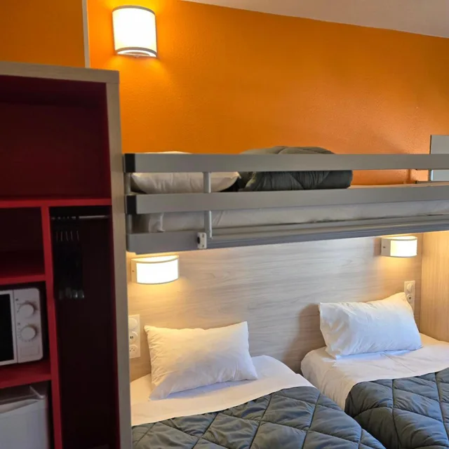 غرفة بسريرين منفصلين وسرير بطابقين، Hotel Premiere Classe Lyon East - Beynost 8/10