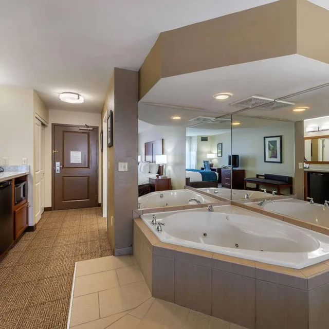جناح بسرير كينج بحوض جاكوزي، Comfort Inn & Suites Northern Kentucky 7/9