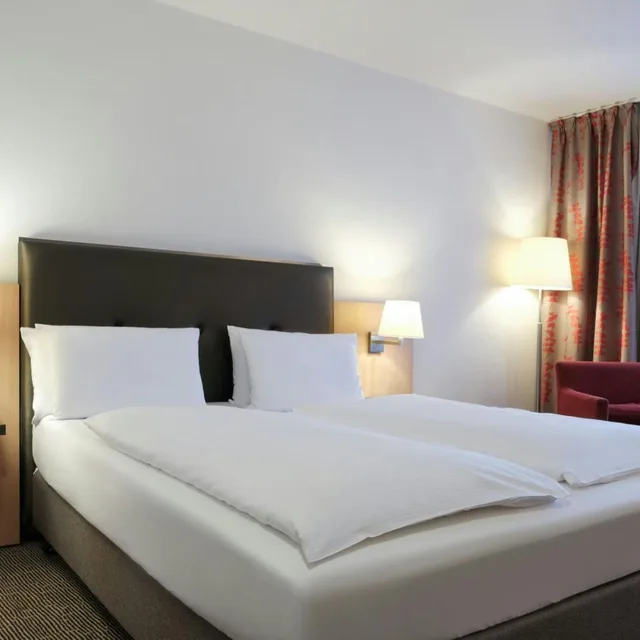غرفة قياسية بسرير كينج وسرير كوين، FOUR Essen City Centre 1/10