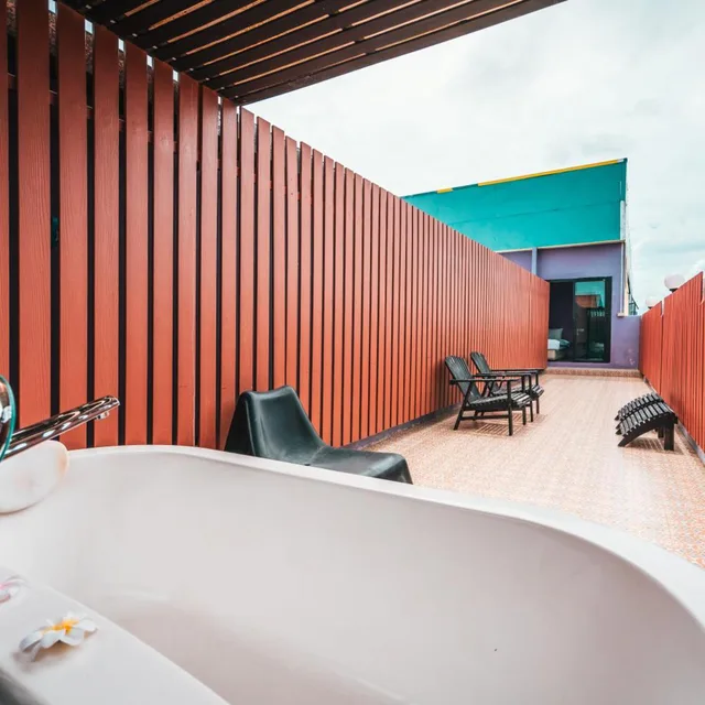 غرفة ديلوكس بسرير مزدوج بشرفة، Behind the Scene Hotel Club At Samui 5/8
