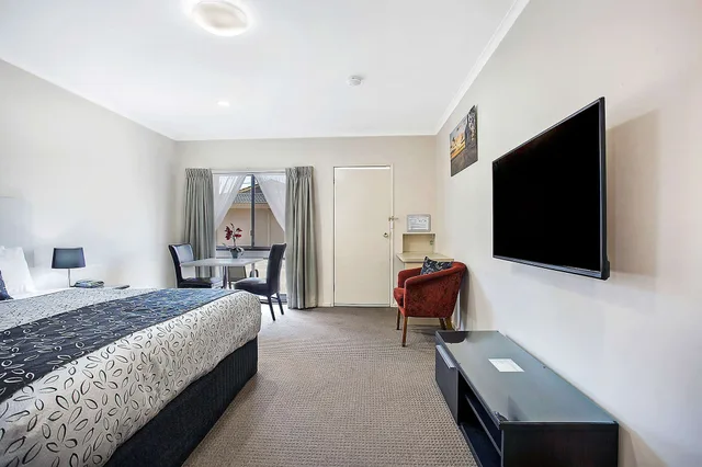 غرفة بسرير كينج بحوض جاكوزي، Comfort Inn May Park 1/4