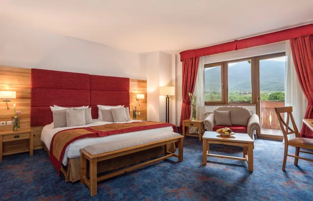 غرفة ديلوكس بسرير مزدوج بإطلالة على الجبل، Kempinski Hotel Grand Arena 2/9