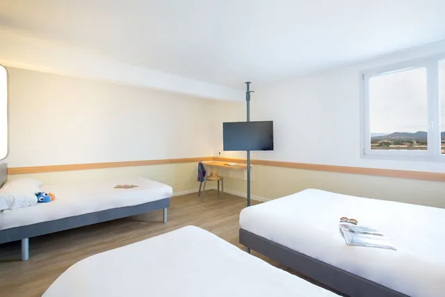 غرفة ثلاثية بسرير مزدوج، Ibis budget Frejus Saint Raphael Centre et Plage 1/10