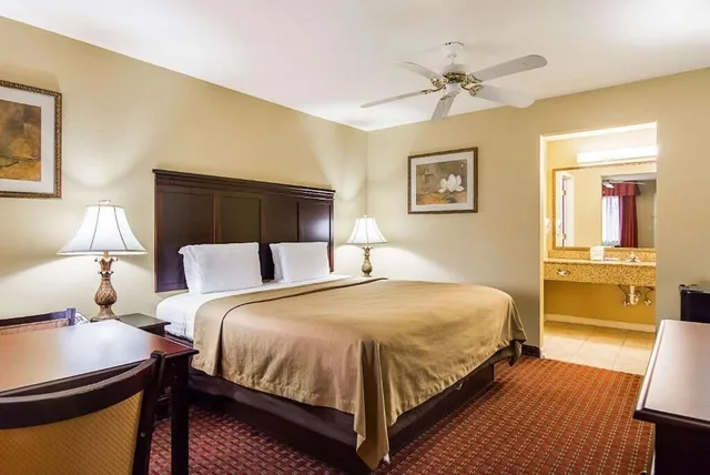 غرفة قياسية بسرير كينج، Econo Lodge Inn and Suites Bryant 2/3