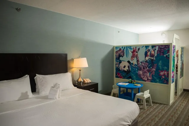 جناح عائلي بسرير كينج وسرير بطابقين، Wyndham Garden Erie 1/10